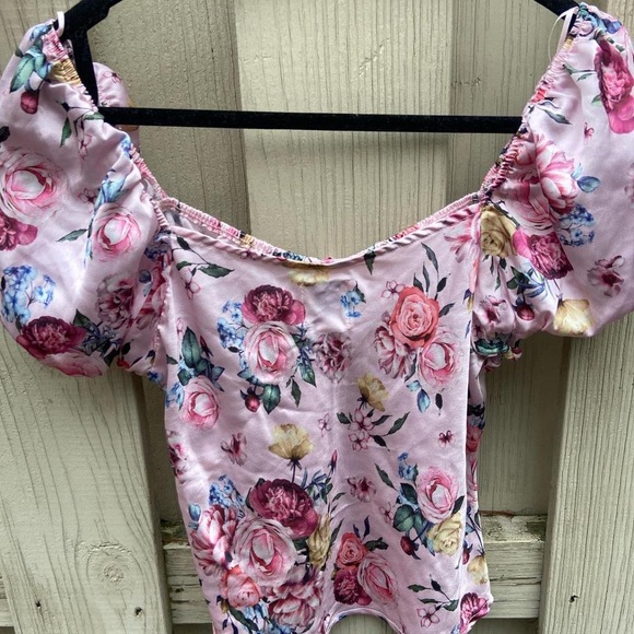 Simple and dainty crop top - Picture 2 of 3